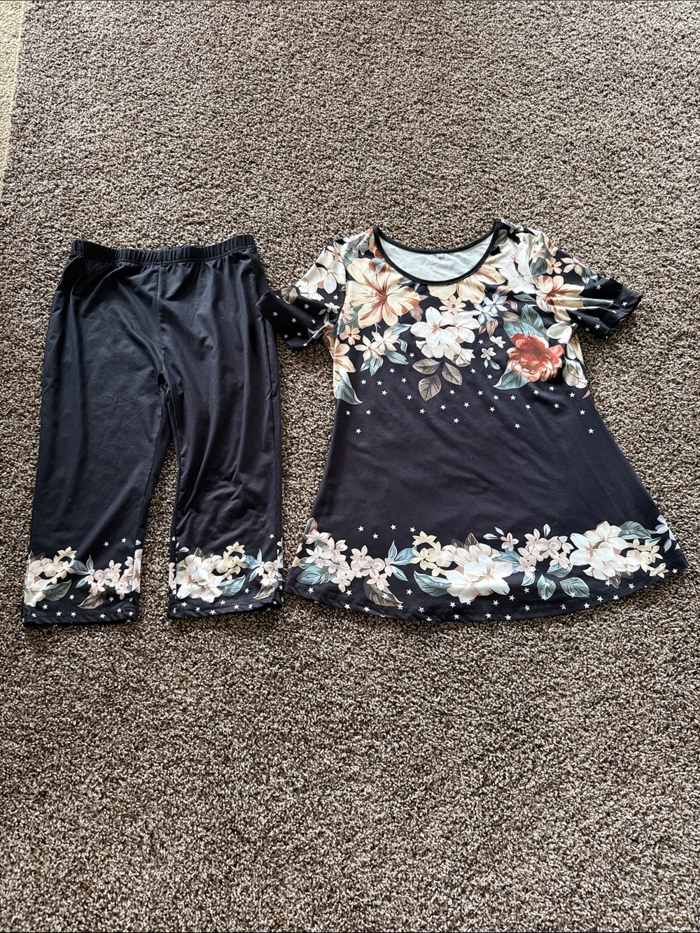 Black Floral Short-Sleeve Top Set with Capri Pants